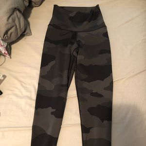 COPY - NWOT Arie camo leggings